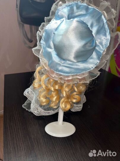 Кукла фарфоровая