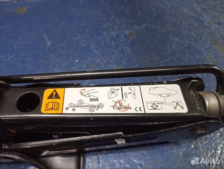 Домкрат Ford Focus 3 CB8