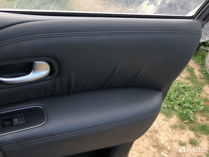 Nissan Patrol Y62 Обшивка двери