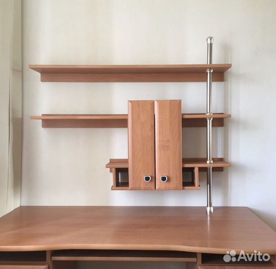 Полка настенная над письменным столом