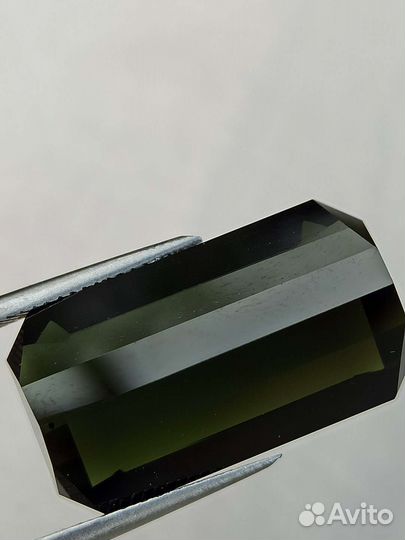 Тёмно-зелёный турмалин