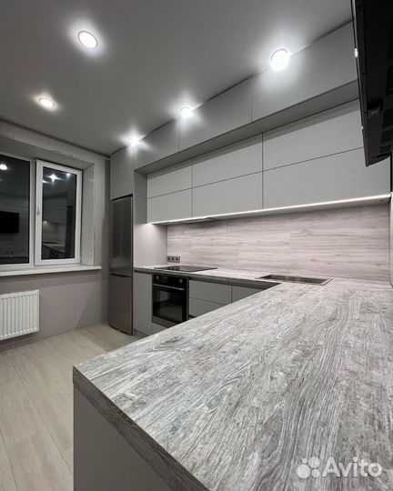 Угловая кухня в потолок