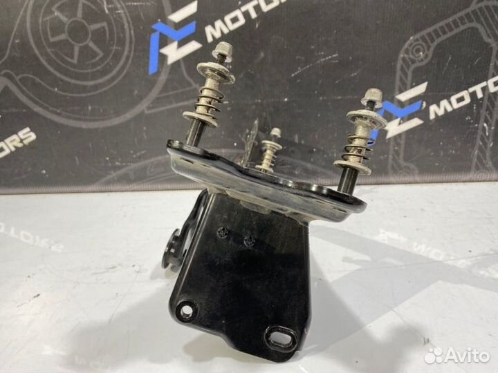 Крепление компрессора подвески Audi A6 C6 ccea