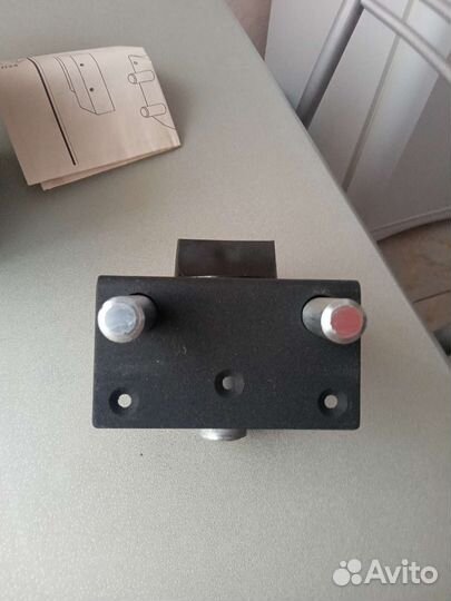 Замок дверной накладной