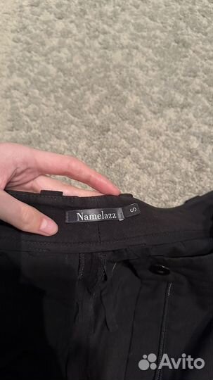 Брюки с защипами черные Namelazz