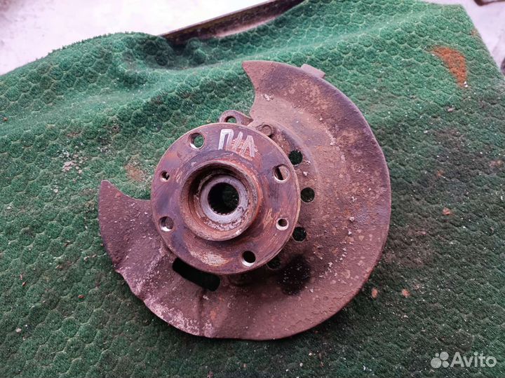 Поворотный кулак левый Лада Калина 1 2006 г