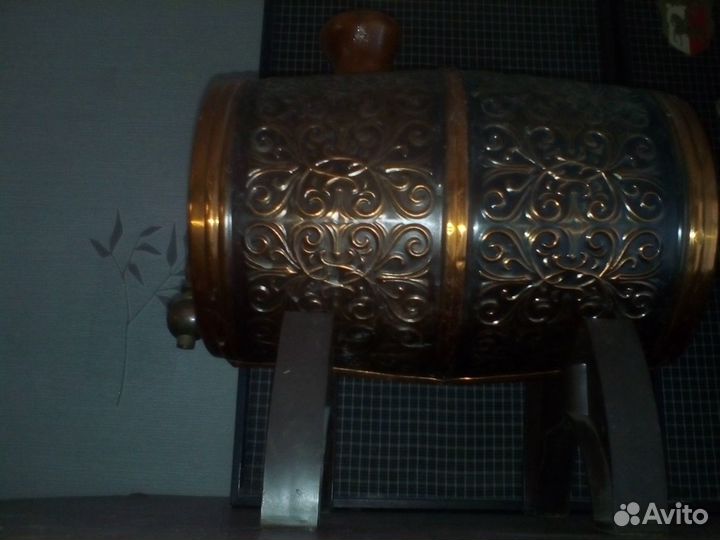 Бочонок декоративный, с чеканкой для вина