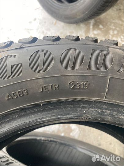 Goodyear Ultragrip Ice Arctic 215/55 R16 97T