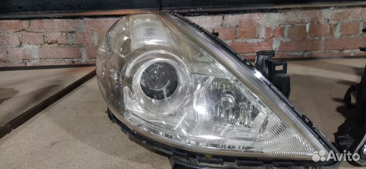 Фара на nissan tiida c11