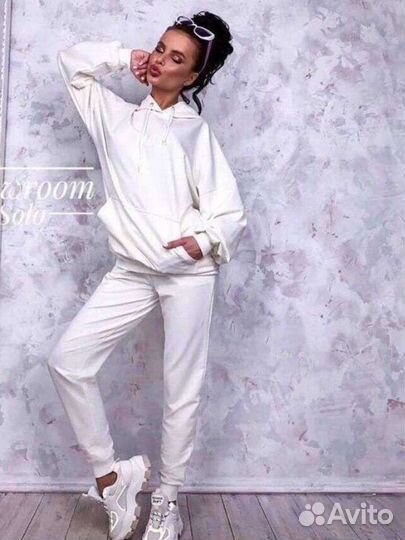 Спортивный женский костюм