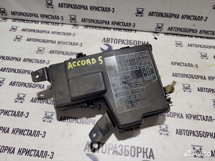 Монтажный блок под капотом honda accord 5