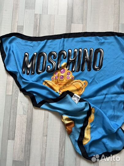Шелковый платок moschino