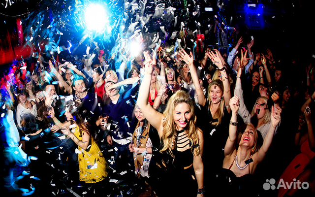 Диджей с аппаратурой на праздник