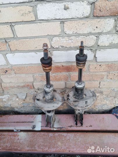 Передняя стойка. Пара Ниссан прессаж u30