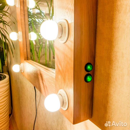 Гримерное зеркало из массива дуба