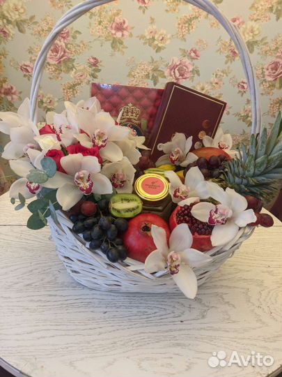 Шикарная корзина из фруктов и орхидей