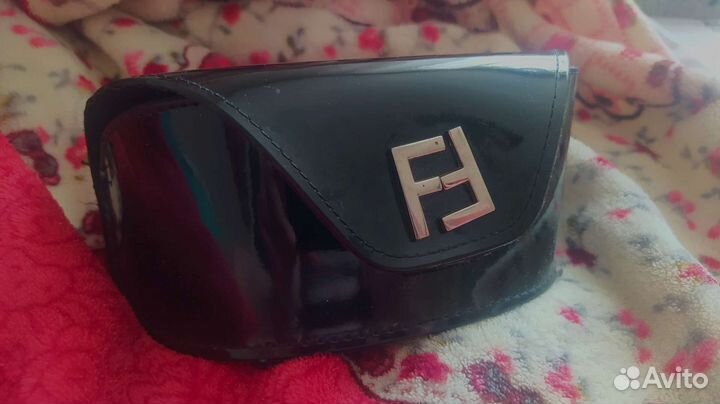 Солнцезащитные очки fendi