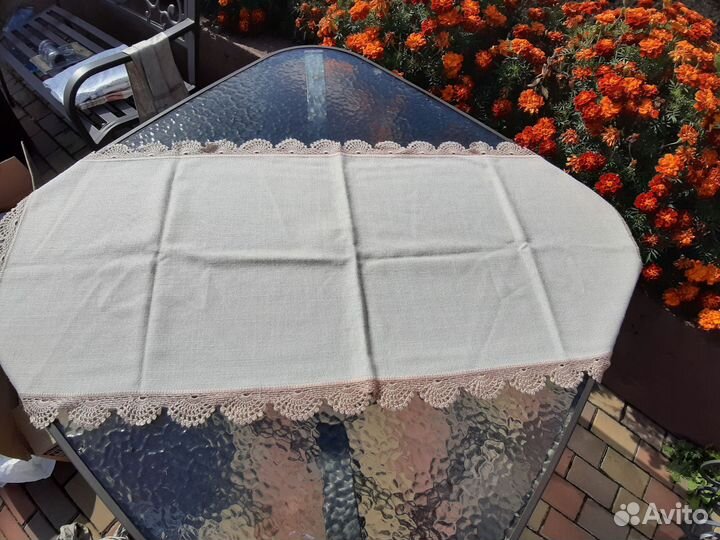 Салфетка на стол с вышивкой