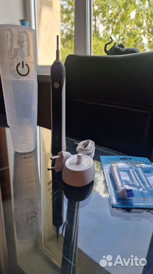 Электрическая зубная щетка oral b