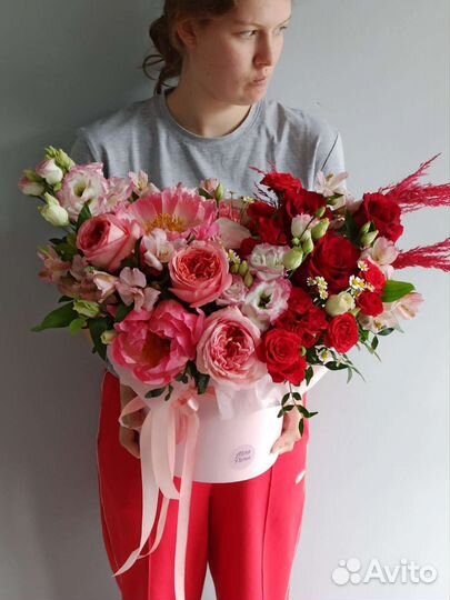 Яркая Композиция в коробке с пионовидными розами