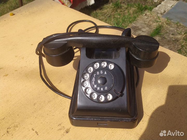 Старинный телефонный аппарат