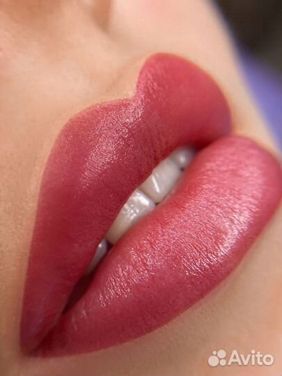 Модель на перманент бровей губ