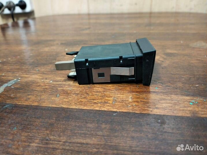 Кнопка подогрева сиденья Volkswagen Bora (ящик 13)