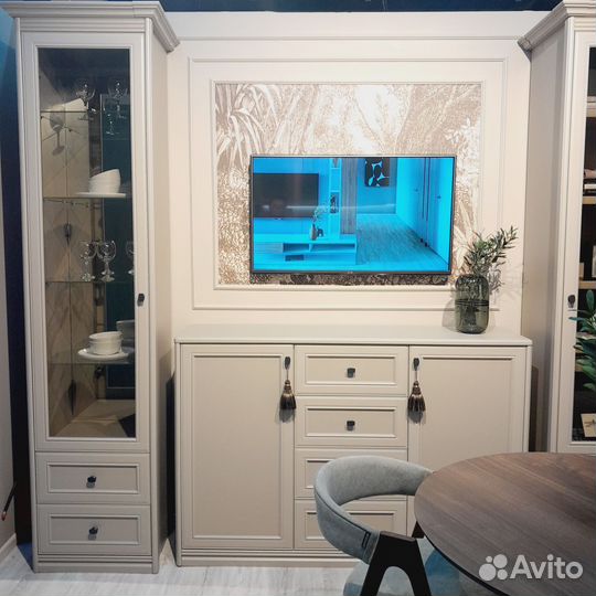 Тумба под телевизор и две витрины