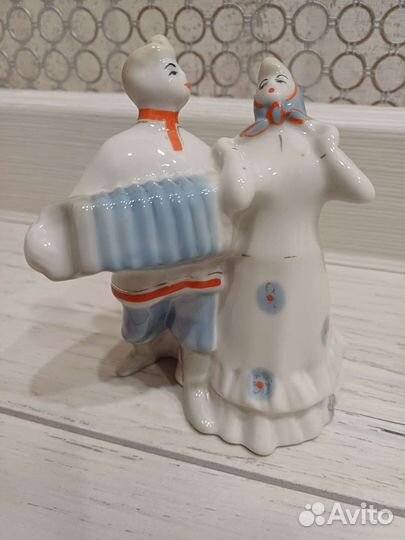 Фарфоровая статуэтка «Гармонист сдевушкой Сысерть