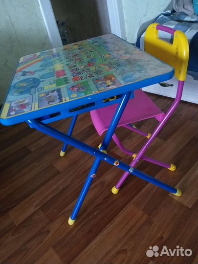 Детский письменный стол и стул