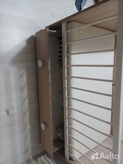 Детская кроватка с маятником