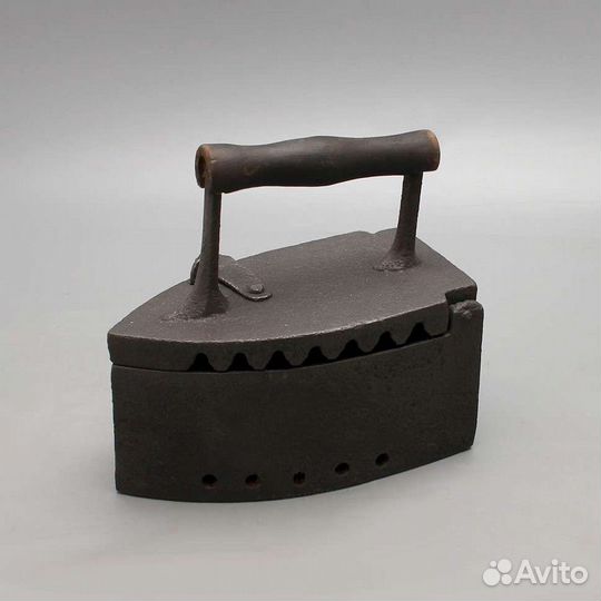 Старинный утюг на углях