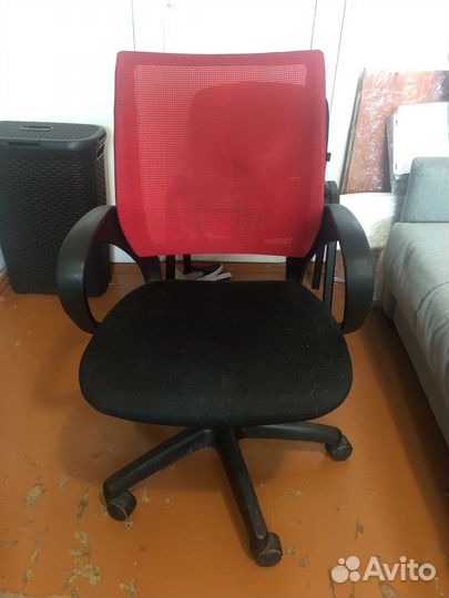Офисное кресло бу с рабочим пневмобалоном