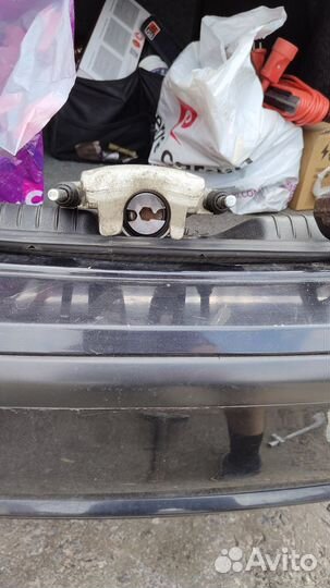 Суппорт и скоба задний правый