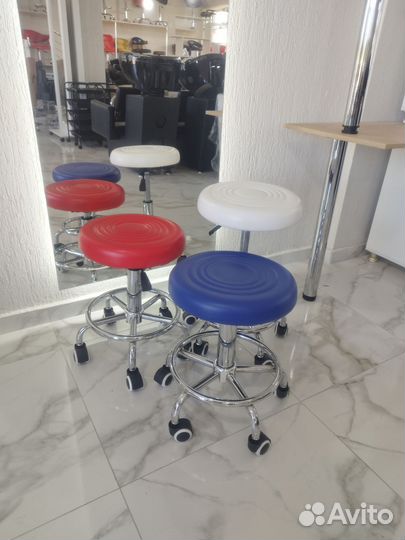 Стул для мастера маникюра