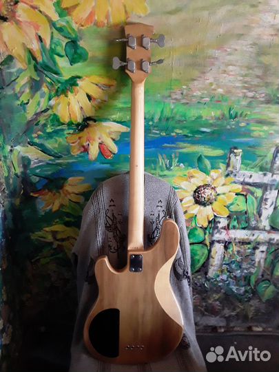 Чехословацкая бас гитара Jolana»