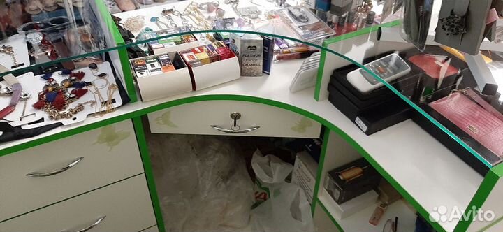 Стол угловой закруглённый (витрина)