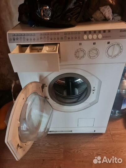 Стиральная машинка Ariston в рабочем состоянии