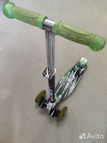Детский трехколесный самокат светящиеся колеса