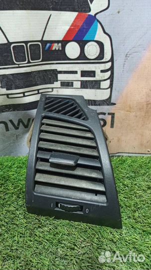 Наружная вентиляционная решетка правая BMW 1
