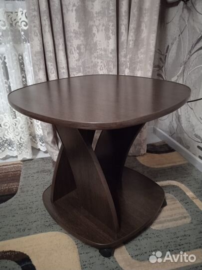 Журнальный столик на колесах