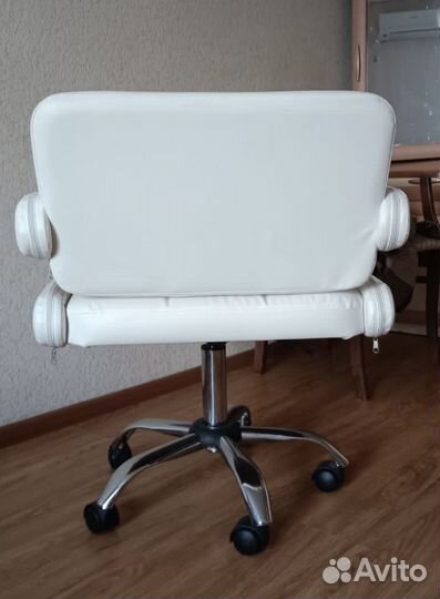 Кресло мастера на колесиках
