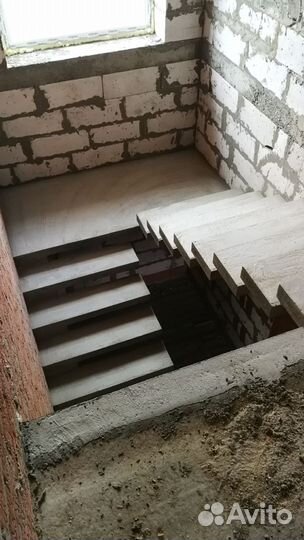 Бетонная лестница / монолитная / монтаж / на заказ