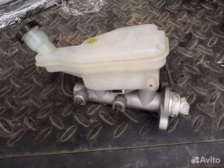 Главный тормозной цилиндр Nissan Tiida latio