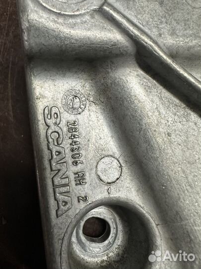 Петля капота правая Scania 6 2276771