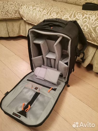 Чемодан на колесах lowepro