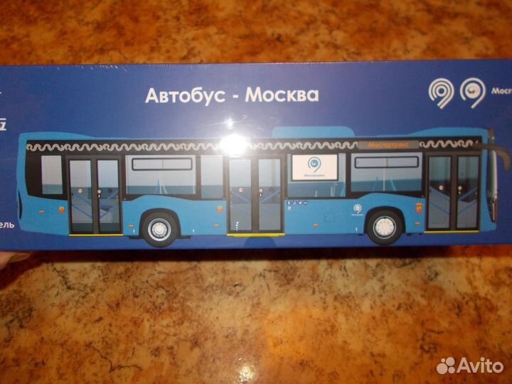 Модель городского автобуса,фары горят, двери откр