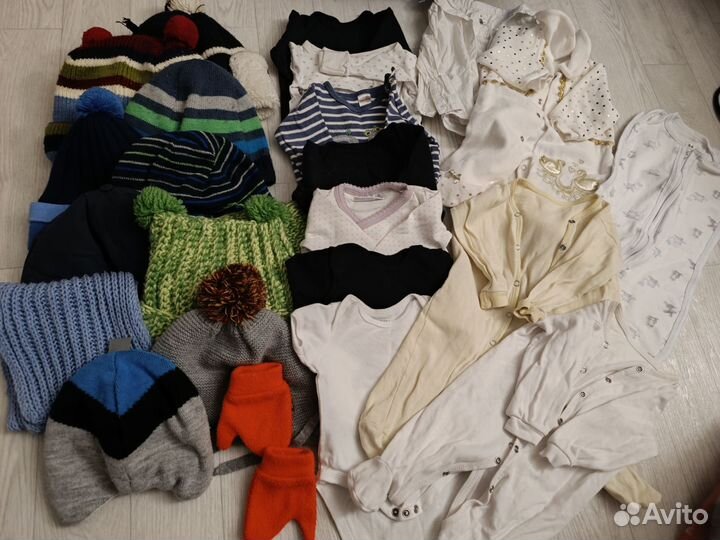 Детские вещи пакетом, бутылочки, молокоотсос