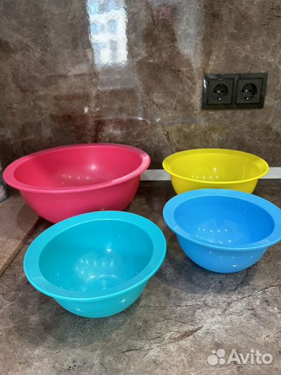 Контейнеры и миски с крышками