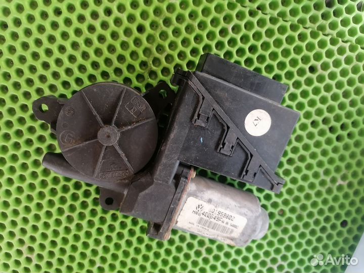Моторчик стеклоподъемника правый Шкода Фабия 1
